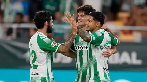Cucho Hernández (d) del Betis celebra tras anotar un gol durante el partido amistoso que disputan el Real Betis y el Bournemouth este sábado, en el Estadio La Cartuja Cucho Hernández (d) del Betis celebra tras anotar un gol durante el partido amistoso que disputan el Real Betis y el Bournemouth este sábado, en el Estadio La Cartuja