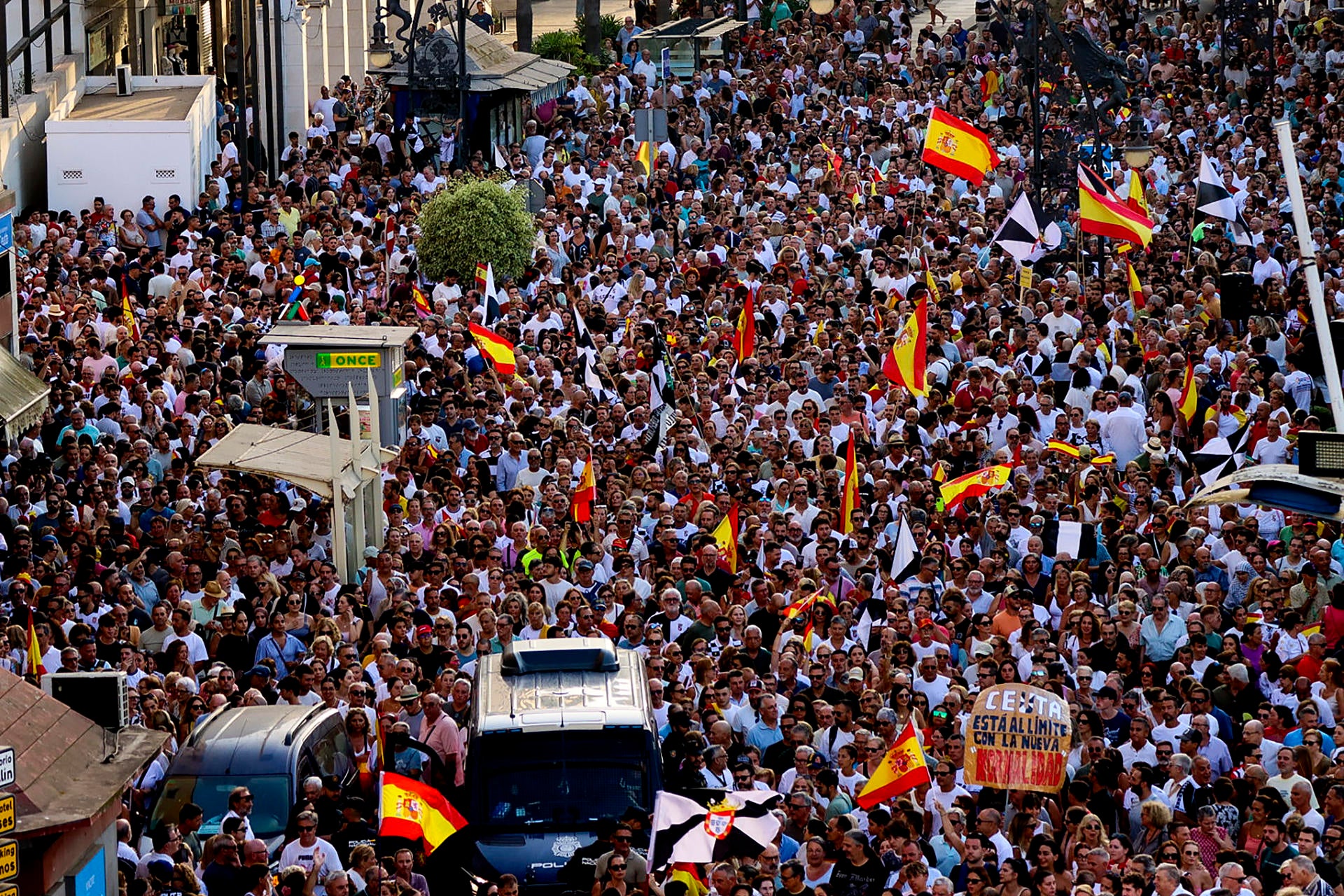 Concentración masiva en Ceuta: más de 15.000 personas salen a la calle para pedir "respuestas" a España y Europa tras la crisis migratoria" Concentración masiva en Ceuta: más de 15.000 personas salen a la calle para pedir "respuestas" a España y Europa tras la crisis migratoria"
