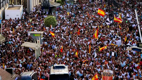 Miles de ceutíes en las calles de la ciudad exigen respuestas a las instituciones ante la crisis migratoria Miles de ceutíes en las calles de la ciudad exigen respuestas a las instituciones ante la crisis migratoria