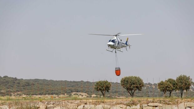 Helicóptero durante las labores de extinción de un incendio forestal, 9 de agosto de 2026, en Navas de San Antonio visto desde Los Ángeles de San Rafael, Segovia