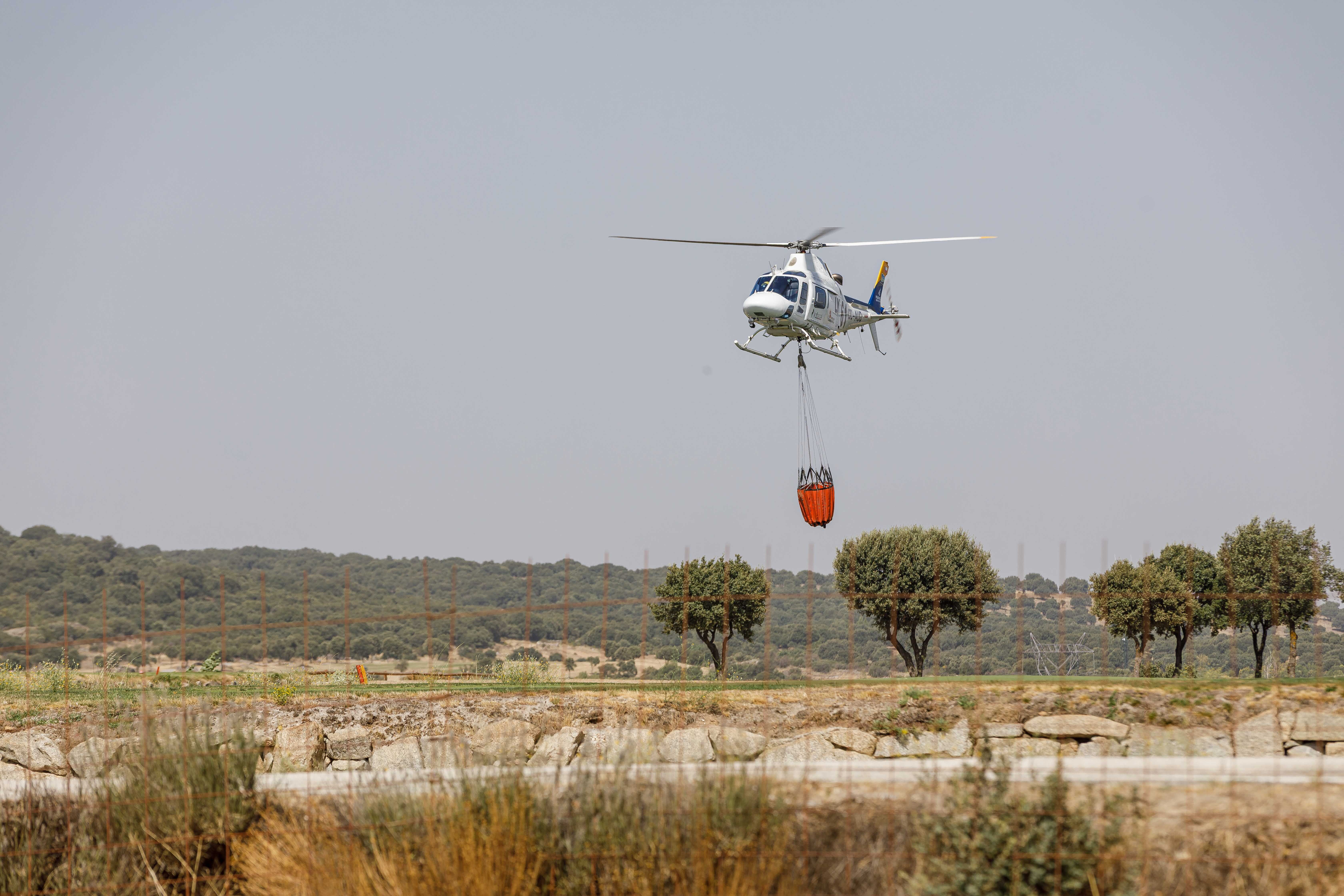 Helicóptero durante las labores de extinción de un incendio forestal, 9 de agosto de 2026, en Navas de San Antonio visto desde Los Ángeles de San Rafael, Segovia Helicóptero durante las labores de extinción de un incendio forestal, 9 de agosto de 2026, en Navas de San Antonio visto desde Los Ángeles de San Rafael, Segovia