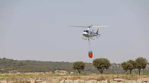 Helicóptero durante las labores de extinción de un incendio forestal, 9 de agosto de 2026, en Navas de San Antonio visto desde Los Ángeles de San Rafael, Segovia Helicóptero durante las labores de extinción de un incendio forestal, 9 de agosto de 2026, en Navas de San Antonio visto desde Los Ángeles de San Rafael, Segovia