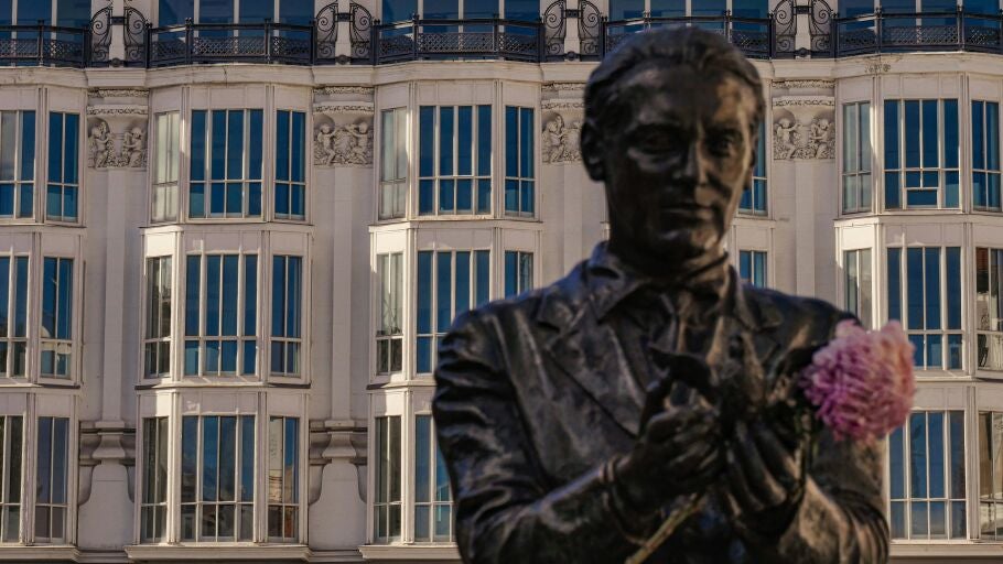 Escultura de Lorca frente al Teatro Espa&ntilde;ol, en la Plaza de Santa Ana