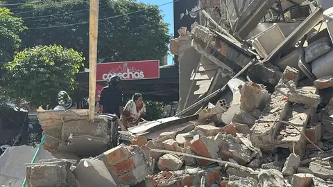 La gente se reúne en las calles después de que un fuerte terremoto sacudiera Colombia, causando la muerte de al menos 100 personas y provocando daños en Pereira el 10 de agosto de 2026. El sismo se sintió en gran parte del país, mientras las autoridades continúan evaluando la magnitud de los daños y posibles víctimas adicionales. La gente se reúne en las calles después de que un fuerte terremoto sacudiera Colombia, causando la muerte de al menos 100 personas y provocando daños en Pereira el 10 de agosto de 2026. El sismo se sintió en gran parte del país, mientras las autoridades continúan evaluando la magnitud de los daños y posibles víctimas adicionales.