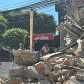 La gente se reúne en las calles después de que un fuerte terremoto sacudiera Colombia, causando la muerte de al menos 100 personas y provocando daños en Pereira el 10 de agosto de 2026. El sismo se sintió en gran parte del país, mientras las autoridades continúan evaluando la magnitud de los daños y posibles víctimas adicionales. La gente se reúne en las calles después de que un fuerte terremoto sacudiera Colombia, causando la muerte de al menos 100 personas y provocando daños en Pereira el 10 de agosto de 2026. El sismo se sintió en gran parte del país, mientras las autoridades continúan evaluando la magnitud de los daños y posibles víctimas adicionales.
