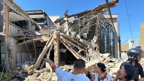La gente se reúne en las calles después de que un fuerte terremoto sacudiera Colombia, causando la muerte de al menos 18 personas y provocando daños en Pereira, Colombia, el 10 de agosto de 2026. La gente se reúne en las calles después de que un fuerte terremoto sacudiera Colombia, causando la muerte de al menos 18 personas y provocando daños en Pereira, Colombia, el 10 de agosto de 2026.