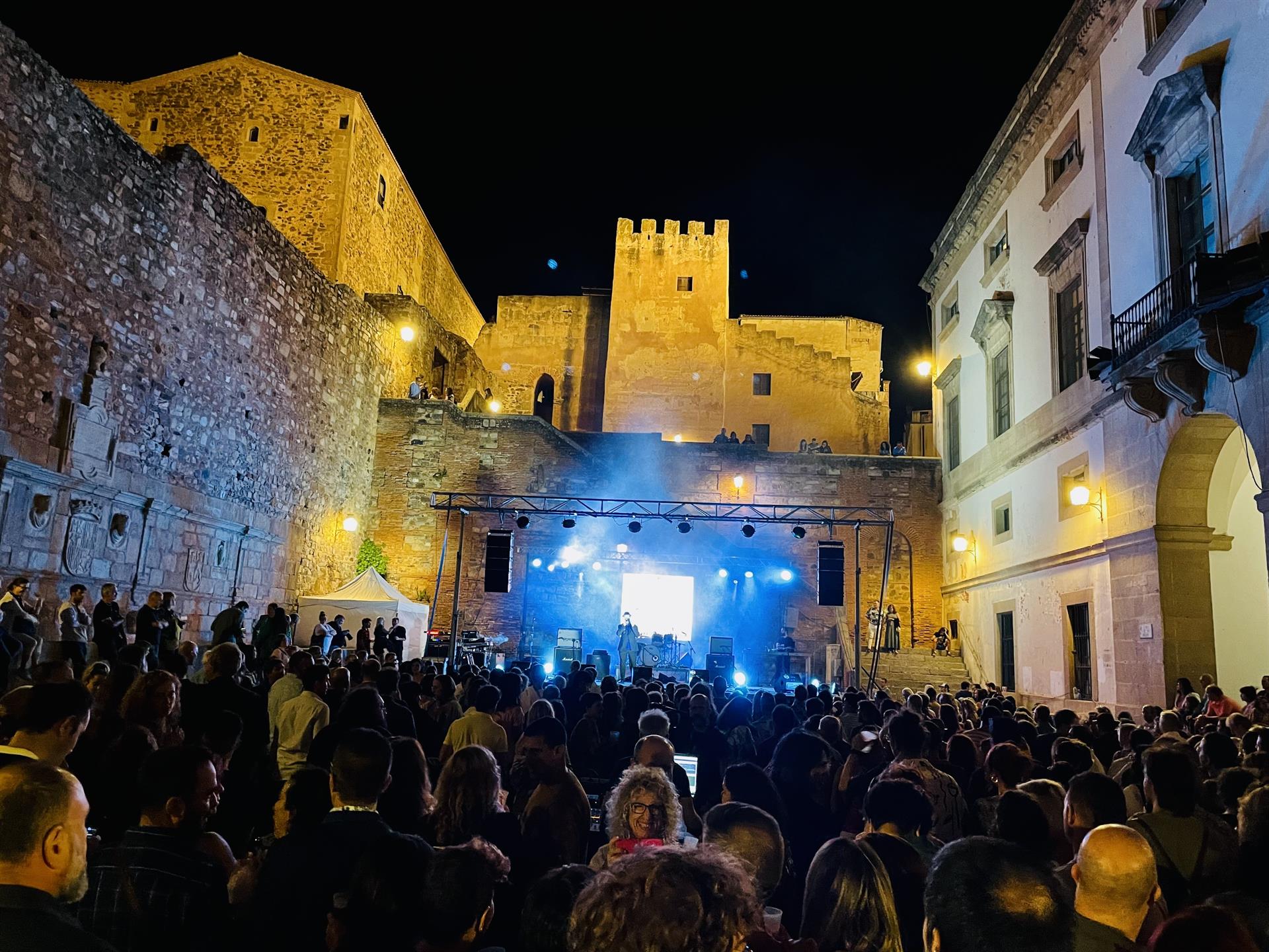 Un total de ocho bandas extremeñas participarán en el Escenario AMEX en Cáceres del 4 al 6 de septiembre Un total de ocho bandas extremeñas participarán en el Escenario AMEX en Cáceres del 4 al 6 de septiembre