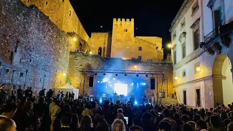 Un total de ocho bandas extremeñas participarán en el Escenario AMEX en Cáceres del 4 al 6 de septiembre Un total de ocho bandas extremeñas participarán en el Escenario AMEX en Cáceres del 4 al 6 de septiembre