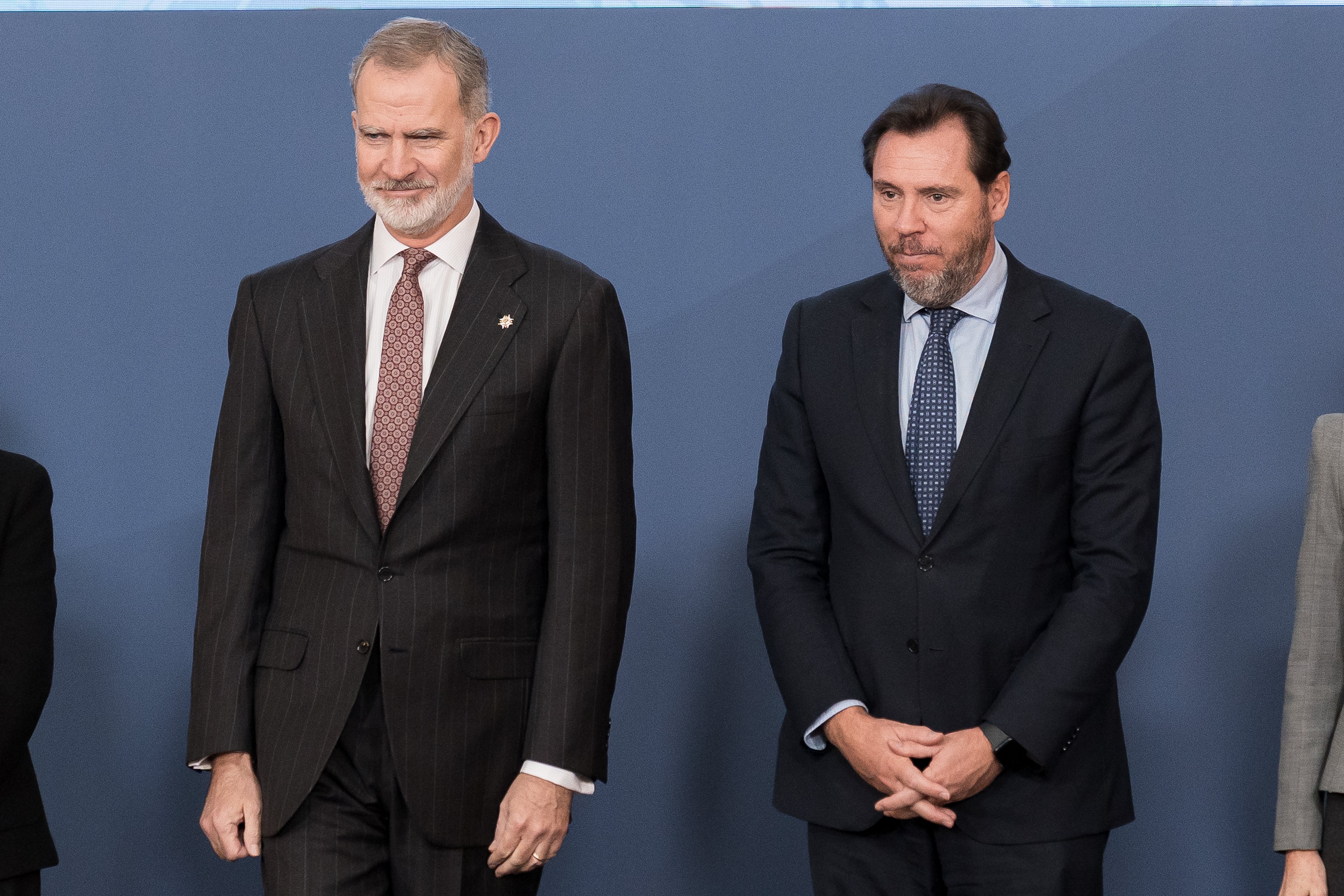 El Rey Felipe VI durante el acto de entrega del IX Premio Reino de España a la Trayectoria Empresarial, junto al ministro de Transportes, Óscar Puente (d), en el Palacio Real de El Pardo, a 1 de diciembre de 2025, en Madrid (España). El Rey Felipe VI durante el acto de entrega del IX Premio Reino de España a la Trayectoria Empresarial, junto al ministro de Transportes, Óscar Puente (d), en el Palacio Real de El Pardo, a 1 de diciembre de 2025, en Madrid (España).