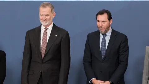 El Rey Felipe VI durante el acto de entrega del IX Premio Reino de España a la Trayectoria Empresarial, junto al ministro de Transportes, Óscar Puente (d), en el Palacio Real de El Pardo, a 1 de diciembre de 2025, en Madrid (España). El Rey Felipe VI durante el acto de entrega del IX Premio Reino de España a la Trayectoria Empresarial, junto al ministro de Transportes, Óscar Puente (d), en el Palacio Real de El Pardo, a 1 de diciembre de 2025, en Madrid (España).