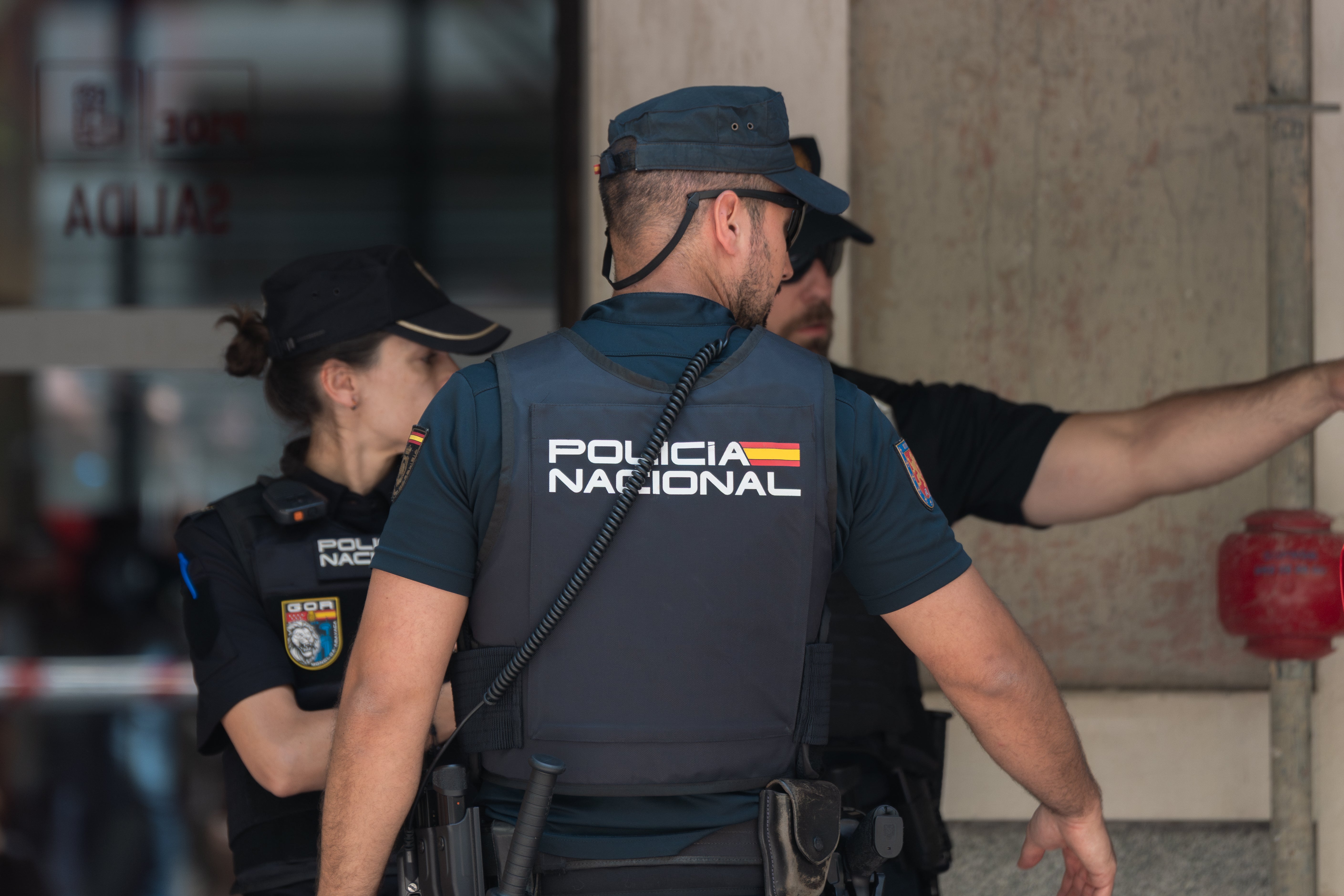 Detenidos cinco jóvenes en Vitoria por intentar agredir a un chico con la camiseta de España durante el Mundial Detenidos cinco jóvenes en Vitoria por intentar agredir a un chico con la camiseta de España durante el Mundial