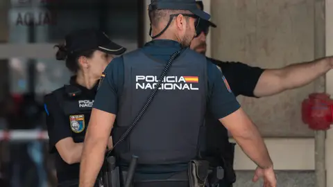 Detenidos cinco jóvenes en Vitoria por intentar agredir a un chico con la camiseta de España durante el Mundial Detenidos cinco jóvenes en Vitoria por intentar agredir a un chico con la camiseta de España durante el Mundial
