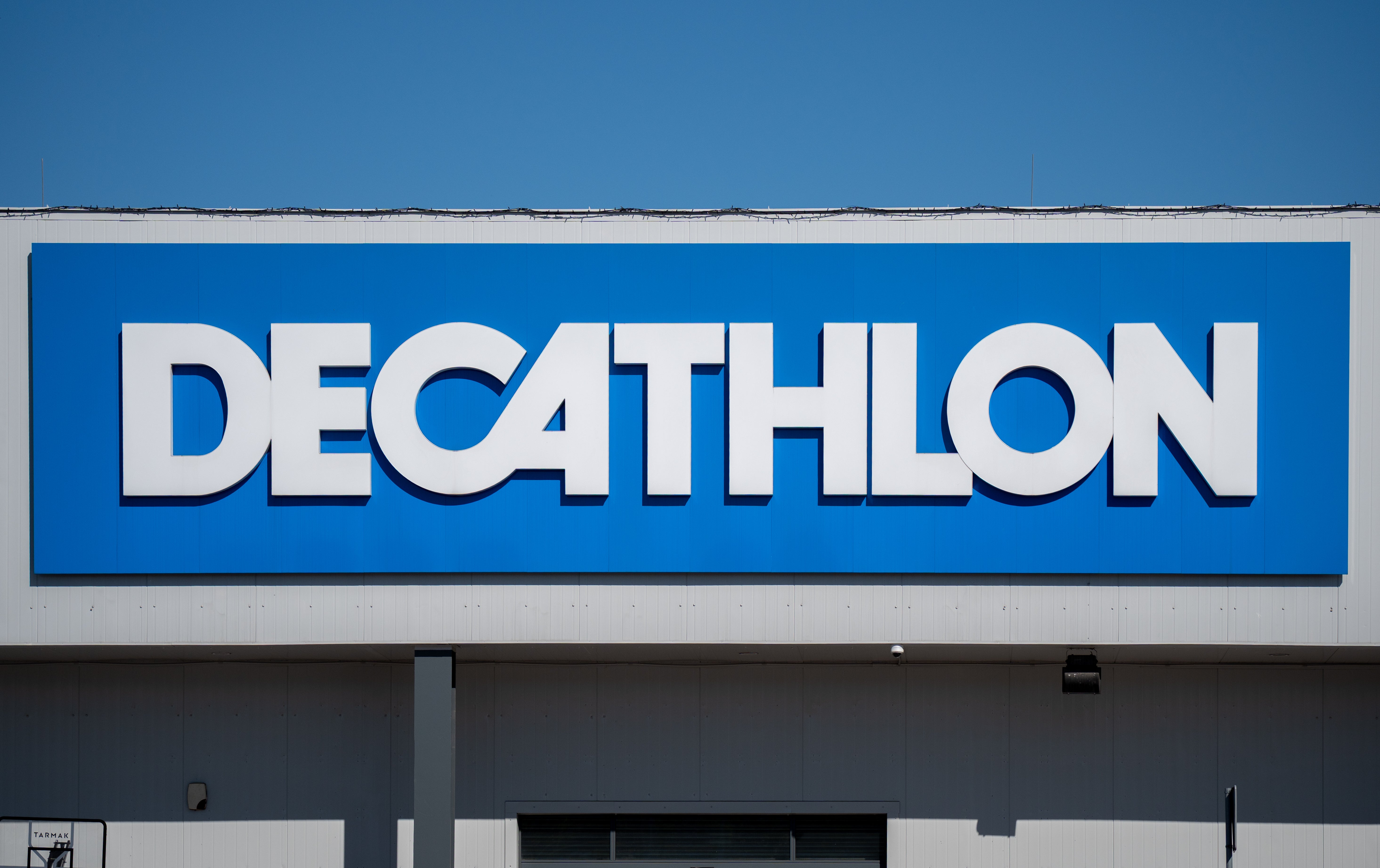 Un grupo de encapuchados atraca el Decathlon de Getafe tras amenazar a clientes y empleados Un grupo de encapuchados atraca el Decathlon de Getafe tras amenazar a clientes y empleados