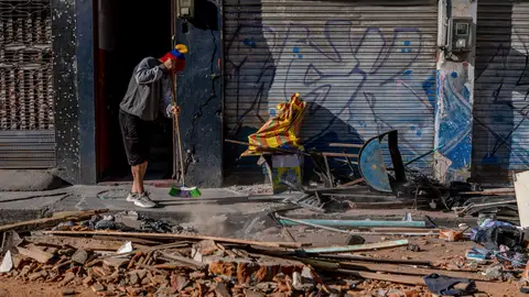 Un hombre barre escombros de la entrada de un edificio tras el terremoto del lunes en Pereira, Colombia, el martes 11 de agosto de 2026. El sismo de magnitud 7,4, que causó la muerte de más de 100 personas y dañó cientos de edificios, fue el más fuerte registrado en Colombia en una década. Un hombre barre escombros de la entrada de un edificio tras el terremoto del lunes en Pereira, Colombia, el martes 11 de agosto de 2026. El sismo de magnitud 7,4, que causó la muerte de más de 100 personas y dañó cientos de edificios, fue el más fuerte registrado en Colombia en una década.