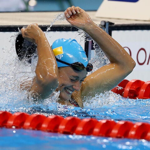 La española Mireia Belmonte García celebra la medalla de oro en la final femenina de 200 metros mariposa durante la quinta jornada de los Juegos Olímpicos de Río 2016, en el Estadio Olímpico de Deportes Acuáticos, el 10 de agosto de 2016 en Río de Janeiro, Brasil. 