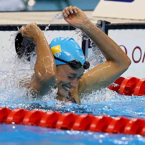 La española Mireia Belmonte García celebra la medalla de oro en la final femenina de 200 metros mariposa durante la quinta jornada de los Juegos Olímpicos de Río 2016, en el Estadio Olímpico de Deportes Acuáticos, el 10 de agosto de 2016 en Río de Janeiro, Brasil.