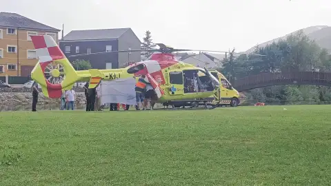 Vista del helicóptero de Sacyl movilizado por Emergencias Sanitarias que trasladó el pasado sábado a un hombre de unos 75 años que se sintió indispuesto mientras se bañaba en una piscina natural de Villafranca del Bierzo (León) Vista del helicóptero de Sacyl movilizado por Emergencias Sanitarias que trasladó el pasado sábado a un hombre de unos 75 años que se sintió indispuesto mientras se bañaba en una piscina natural de Villafranca del Bierzo (León)