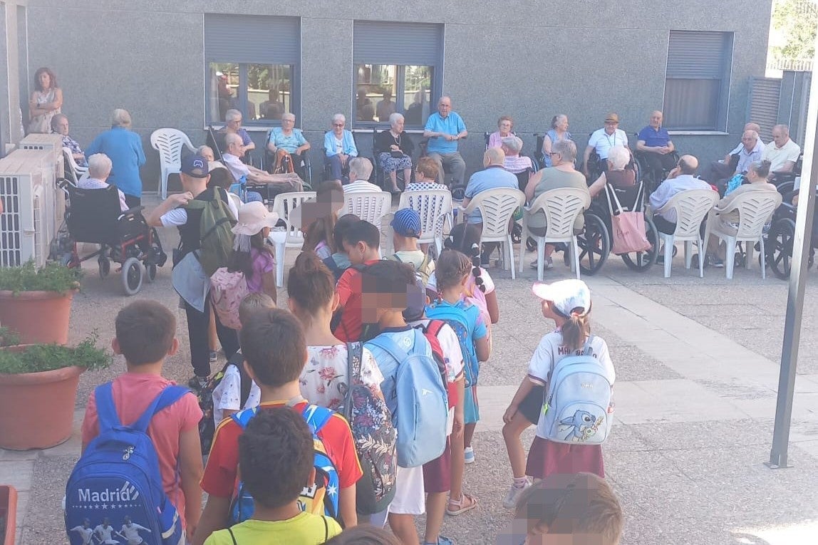 Los niños y niñas de la Escuela de Verano del CEIP San Fernando comparten una emotiva jornada con los mayores de la Residencia La Luz Los niños y niñas de la Escuela de Verano del CEIP San Fernando comparten una emotiva jornada con los mayores de la Residencia La Luz