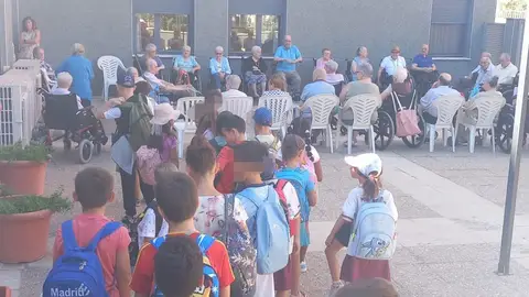 Los niños y niñas de la Escuela de Verano del CEIP San Fernando comparten una emotiva jornada con los mayores de la Residencia La Luz Los niños y niñas de la Escuela de Verano del CEIP San Fernando comparten una emotiva jornada con los mayores de la Residencia La Luz