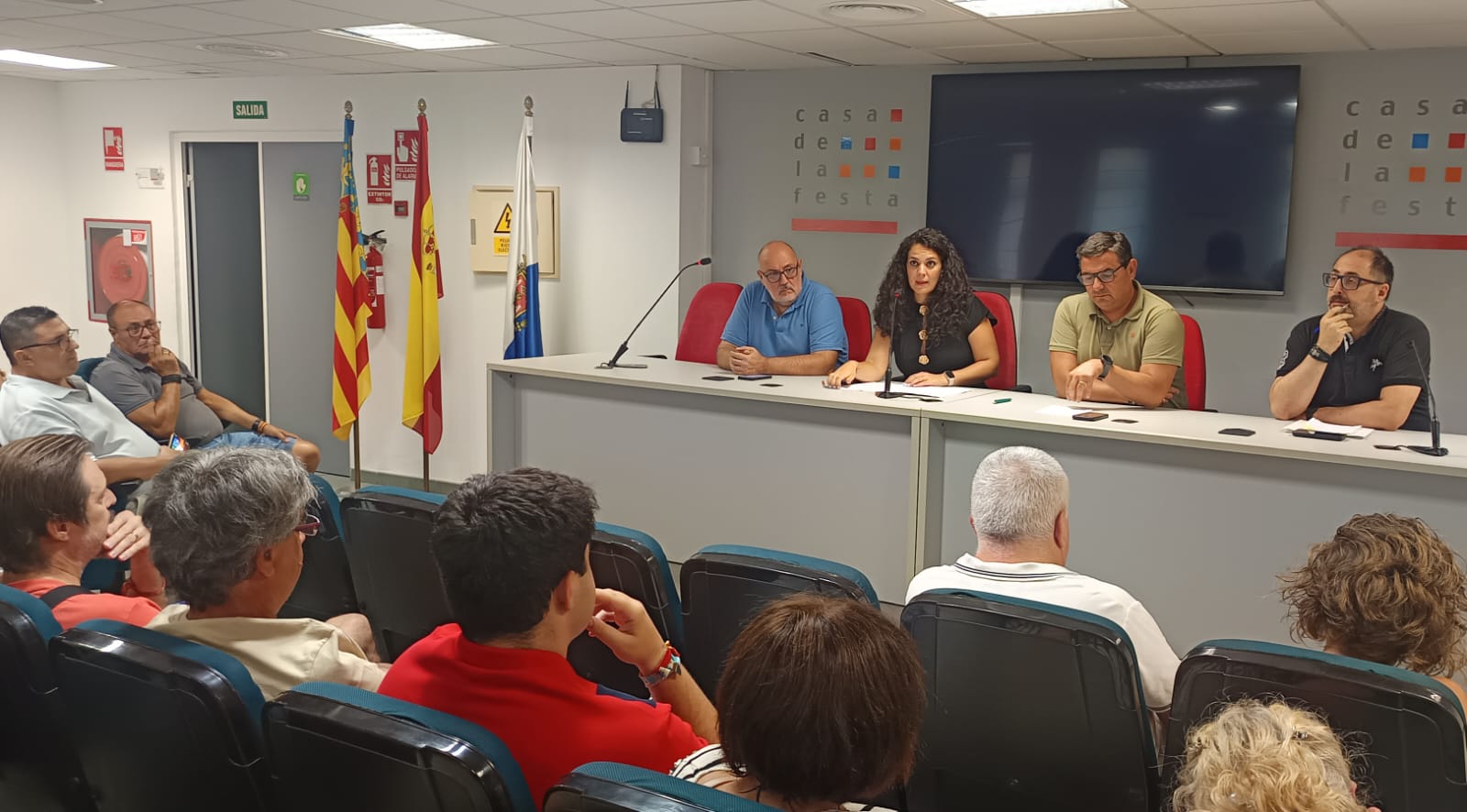 El Ayuntamiento modifica la norma y establece un solo racó por cada hoguera en 2027 El Ayuntamiento modifica la norma y establece un solo racó por cada hoguera en 2027
