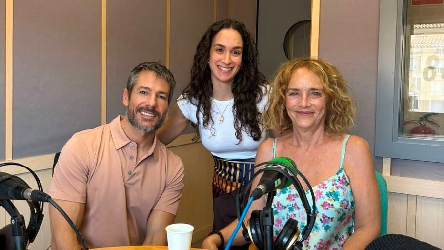Alberto Albarrac&iacute;n y Marta Calv&oacute; con nuestra compa&ntilde;era Noelia Mac&iacute;as en M&aacute;s de uno Extremadura por su actuaci&oacute;n en 'Fedra, en los infiernos' 