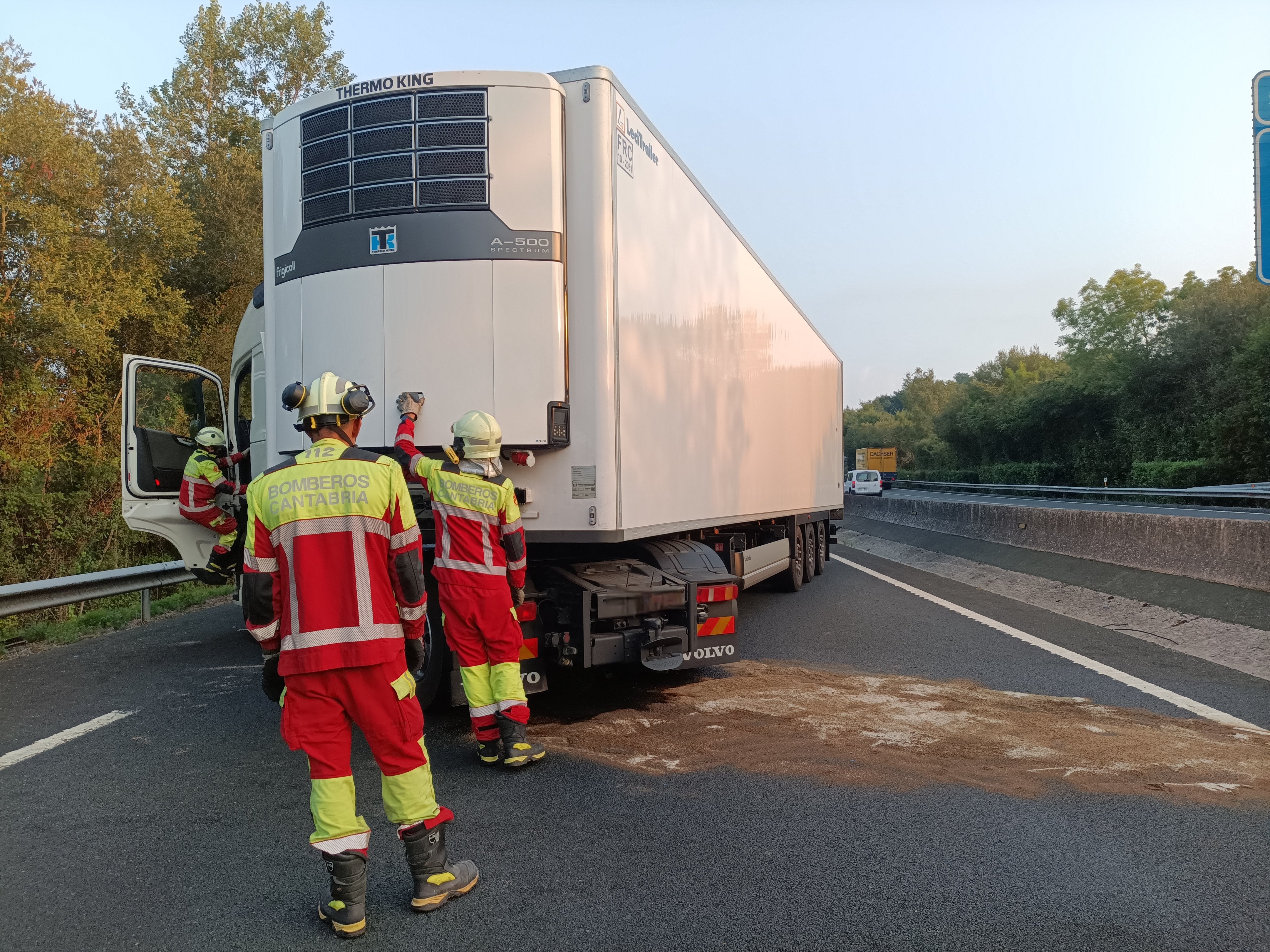 La salida de vía de un camión mantiene cortada la A-8 en Laredo sentido Bilbao La salida de vía de un camión mantiene cortada la A-8 en Laredo sentido Bilbao