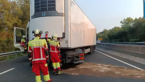 La salida de vía de un camión mantiene cortada la A-8 en Laredo sentido Bilbao La salida de vía de un camión mantiene cortada la A-8 en Laredo sentido Bilbao