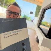 Javier García León leyendo "Las despedidas" de Jacobo Bergareche