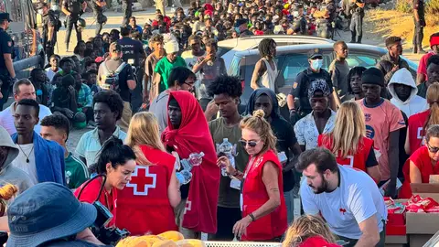 Imágenes de la Cruz Roja repartiendo kits de comida a los migrantes en Ceuta. Imágenes de la Cruz Roja repartiendo kits de comida a los migrantes en Ceuta.