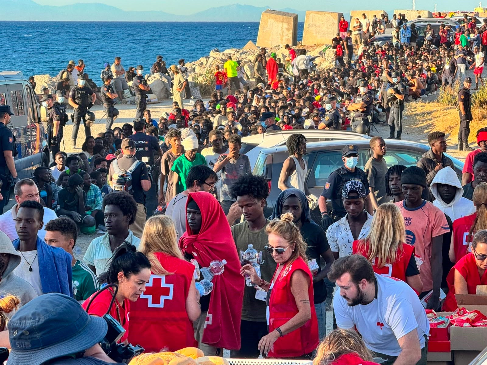 Imágenes de la Cruz Roja repartiendo kits de comida a los migrantes en Ceuta. Imágenes de la Cruz Roja repartiendo kits de comida a los migrantes en Ceuta.
