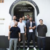 Francis Sánchez, de blanco en el centro, junto al cuerpo técnico que dirige Álvaro Arbeloa