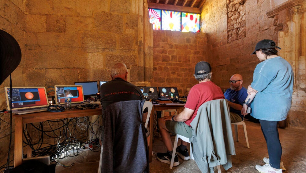 Una treintena de investigadores de la NASA y del Exploratorium de San Francisco han 'tomado' Villalibado, un pueblo semiabandonado de la provincia de Burgos para seguir el eclipse.