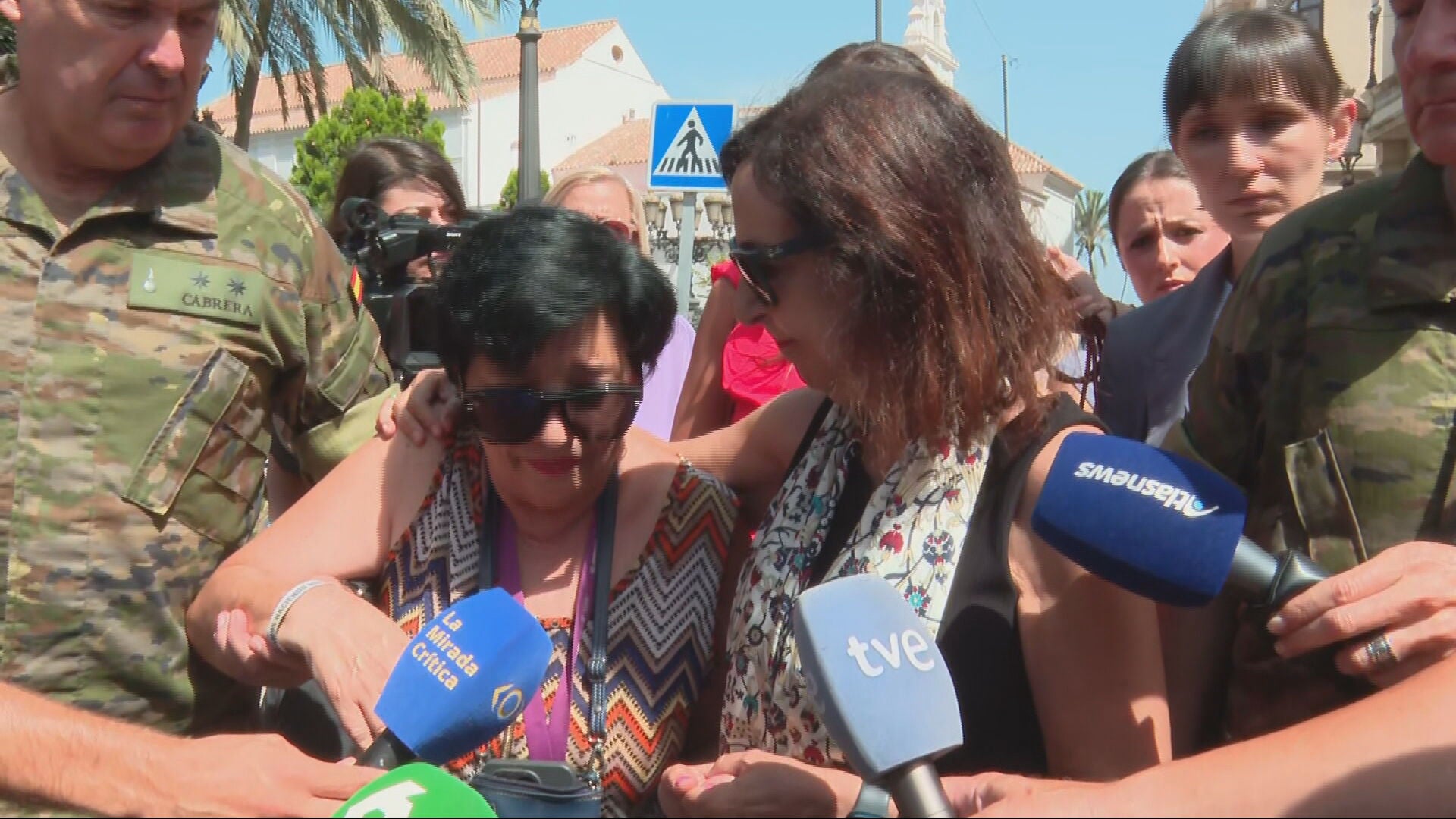 Una vecina ceutí suplica ayuda entre lágrimas a Margarita Robles y esta responde: "Ceuta y Melilla son españolísimas" Una vecina ceutí suplica ayuda entre lágrimas a Margarita Robles y esta responde: "Ceuta y Melilla son españolísimas"