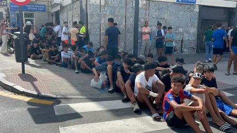 Un grupo de menores espera para ser filiado en una comisaría de la Policía Nacional en Ceuta Un grupo de menores espera para ser filiado en una comisaría de la Policía Nacional en Ceuta/ Gabriela Sardá Núñez / Europa Press