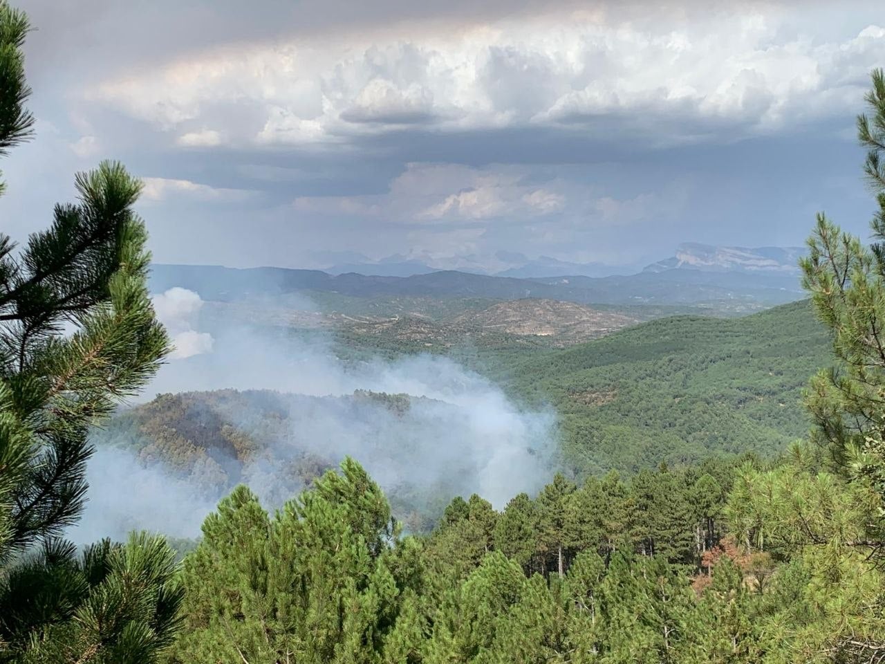 El incendio de Las Peñas de Riglos evoluciona favorablemente El incendio de Las Peñas de Riglos evoluciona favorablemente