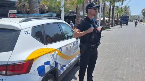 Un agente de la Policía Local en playa de Palma Un agente de la Policía Local en playa de Palma