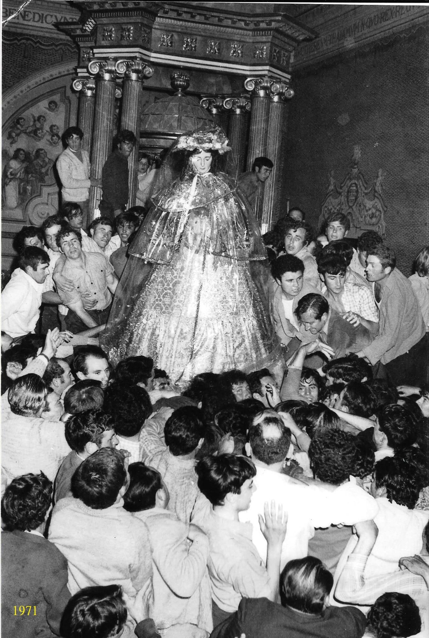 El compás de los siglos: Historia, rito y evolución de los traslados de la Virgen del Rocío El compás de los siglos: Historia, rito y evolución de los traslados de la Virgen del Rocío