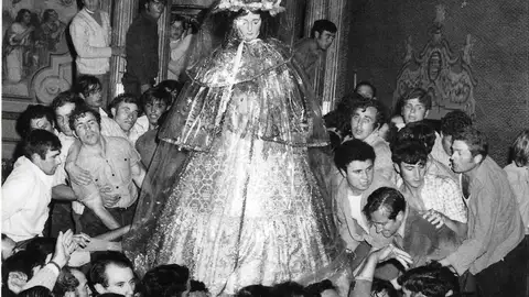 El compás de los siglos: Historia, rito y evolución de los traslados de la Virgen del Rocío El compás de los siglos: Historia, rito y evolución de los traslados de la Virgen del Rocío