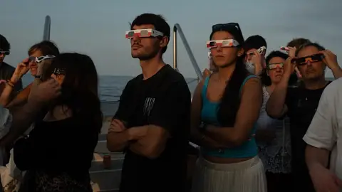 Personas observando el eclipse en Santander Personas observando el eclipse en Santander