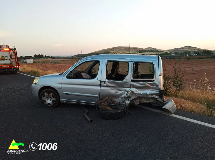 Accidente de tráfico en la carretera entre Valdepeñas y Santa Cruz de Mudela Accidente de tráfico en la carretera entre Valdepeñas y Santa Cruz de Mudela