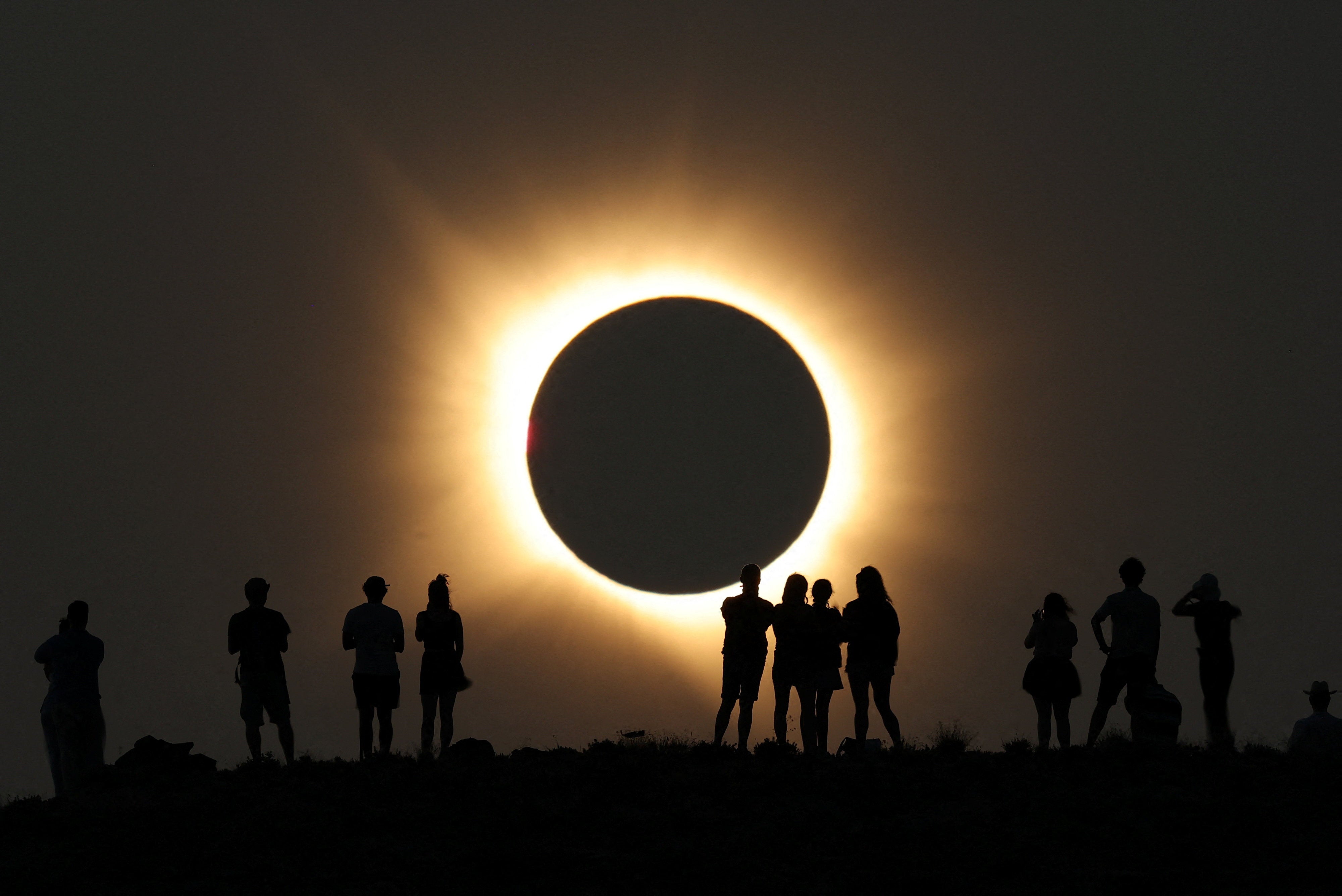 Del día a la noche en segundos: los vídeos más espectaculares que ha dejado el eclipse total en España Del día a la noche en segundos: los vídeos más espectaculares que ha dejado el eclipse total en España