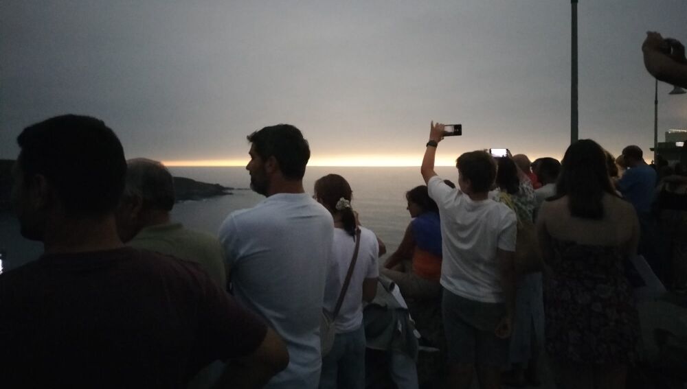 Momento en el que empieza el regreso de la claridad al Faro de Luarca.
