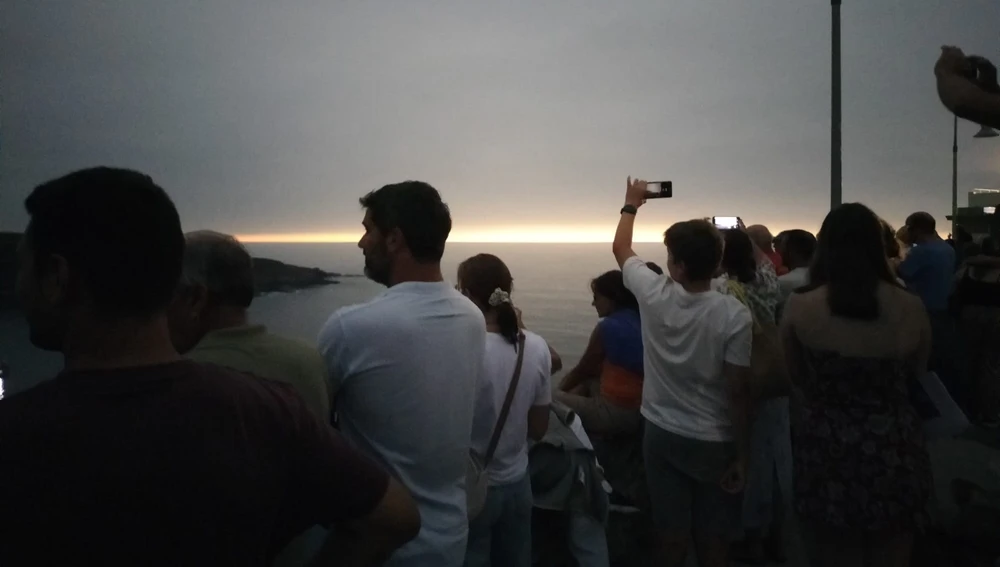 Momento en el que empieza el regreso de la claridad al Faro de Luarca. Momento en el que empieza el regreso de la claridad al Faro de Luarca.