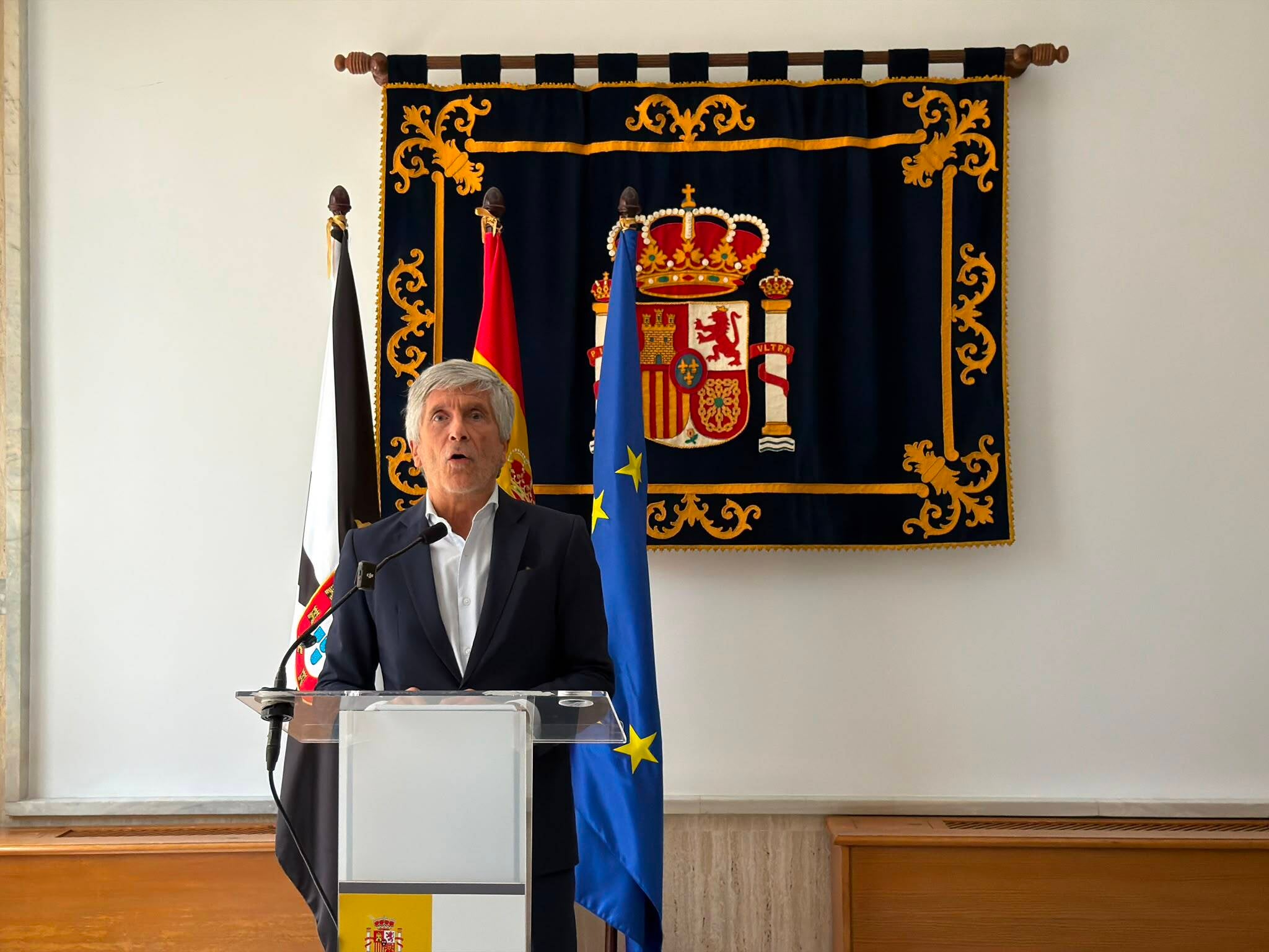 Marlaska llega a Ceuta entre pitos y abucheos y declara que "ninguna persona que entre de manera irregular se va a quedar" Marlaska llega a Ceuta entre pitos y abucheos y declara que "ninguna persona que entre de manera irregular se va a quedar"