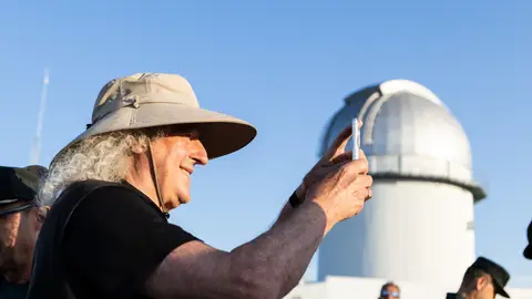 El guitarrista de Queen, Brian May, durante el eclipse solar total, en Teruel, Aragón (España) El guitarrista de Queen, Brian May, durante el eclipse solar total, en Teruel, Aragón (España)/Javier Escriche / Europa Press