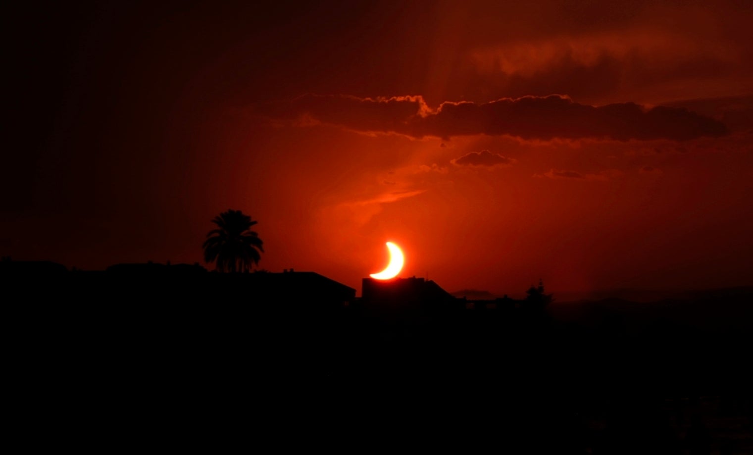 El eclipse deja a Alicante casi a oscuras pese a las nubes y reúne a más de 20.000 personas El eclipse deja a Alicante casi a oscuras pese a las nubes y reúne a más de 20.000 personas