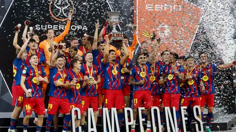 Los jugadores del FC Barcelona levantan el trofeo de campeón tras ganar la final de la Supercopa de España ante el Real Madrid Los jugadores del FC Barcelona levantan el trofeo de campeón tras ganar la final de la Supercopa de España ante el Real Madrid