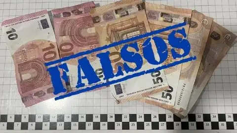 Retiran billetes falsos de 10 y 50 euros arrojados en una plaza de Don Benito Retiran billetes falsos de 10 y 50 euros arrojados en una plaza de Don Benito