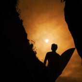 Guillermo Carracero surfeando el eclipse solar / Ananda Fernández Vallés y Pedro Gómez