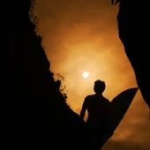 Guillermo Carracero surfeando el eclipse solar / Ananda Fernández Vallés y Pedro Gómez Guillermo Carracero surfeando el eclipse solar / Ananda Fernández Vallés y Pedro Gómez